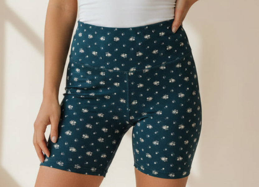 HAPPY CAMP3R - Women's MD - Athleisure Short in Midnight Blossom