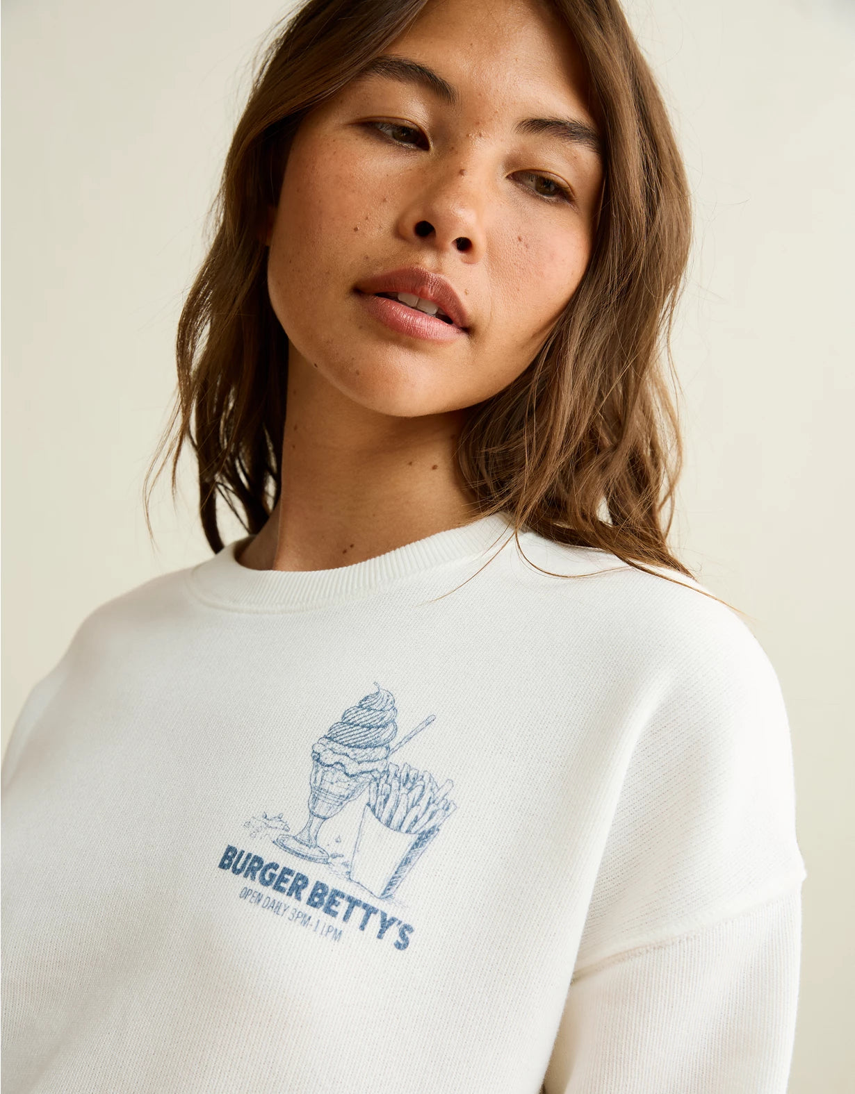 AEO Women's "Burger Betty" Graphic Sweatshirt - Cream/Sz S