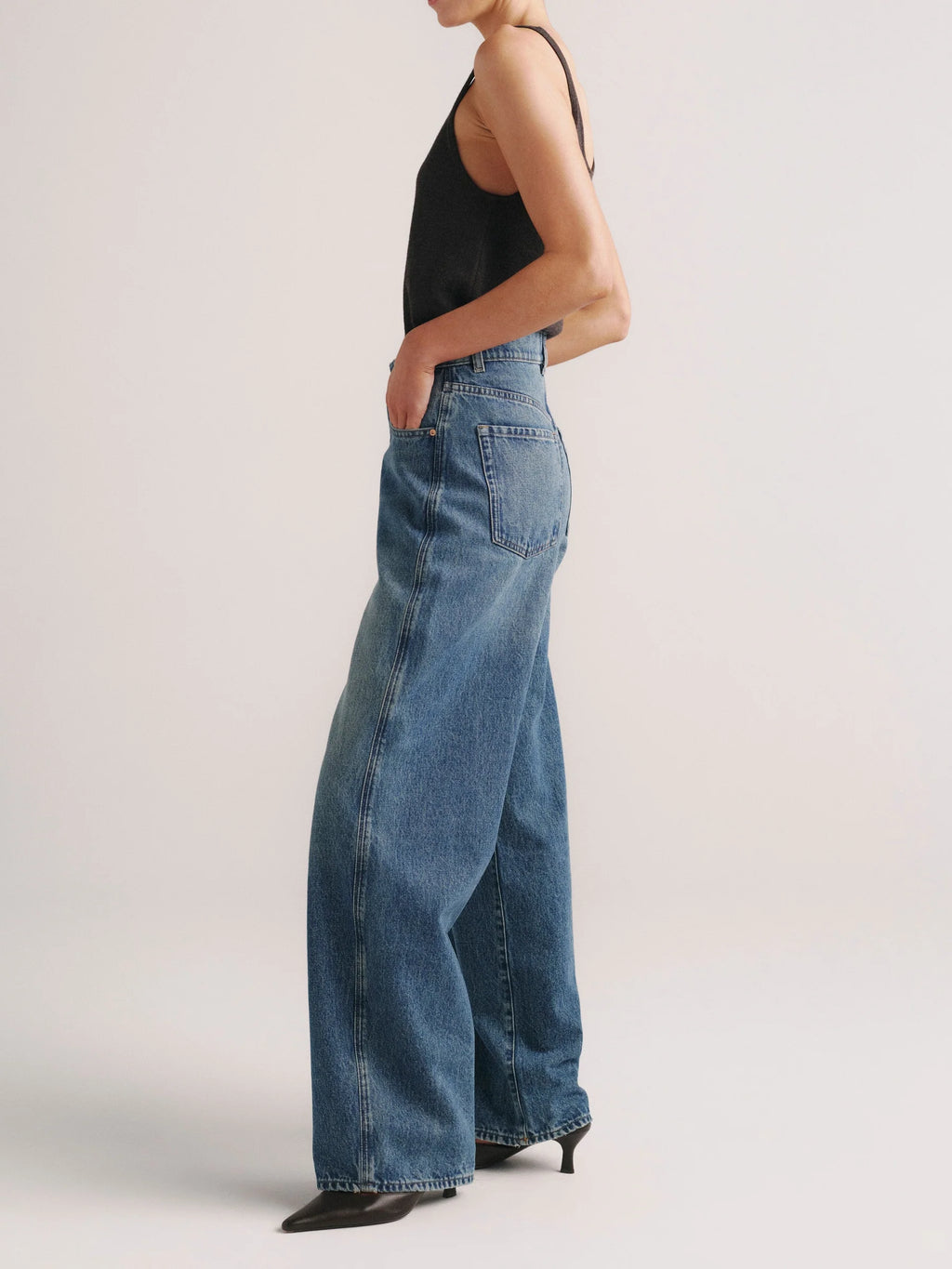 DL1961 (Women's) Taylor Relaxed Barrel Ultra High Rise 31" Jeans Endless Sea (Size: 28)