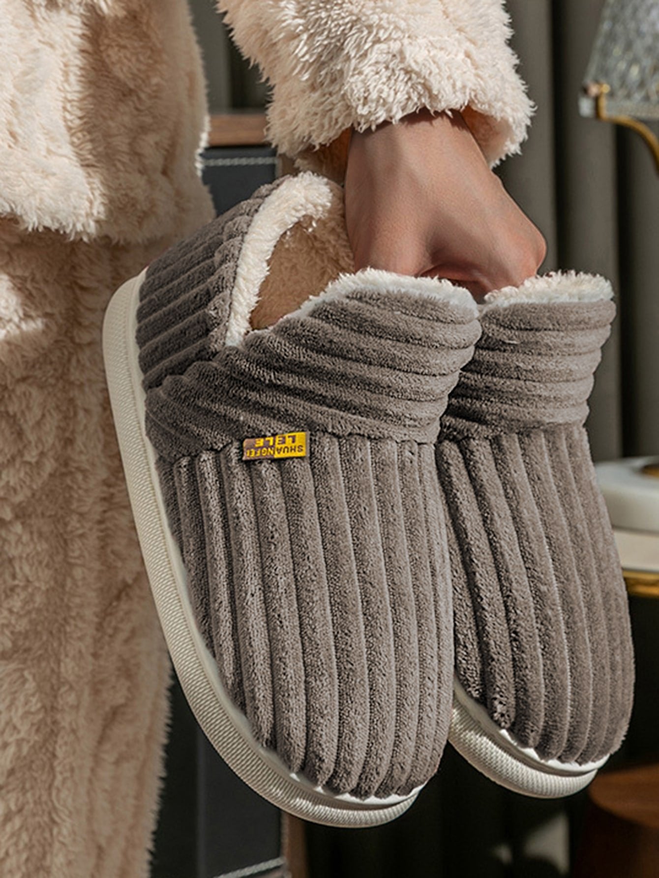 Women's Plush Indoor Slippers with Fleece Lining – Cozy Non-Slip Winter House Shoes for Home Comfort