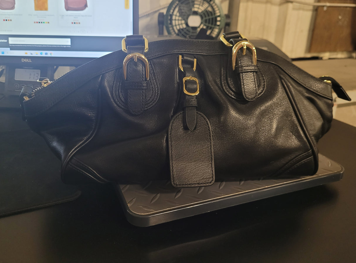 Leather handbag with golden hardware