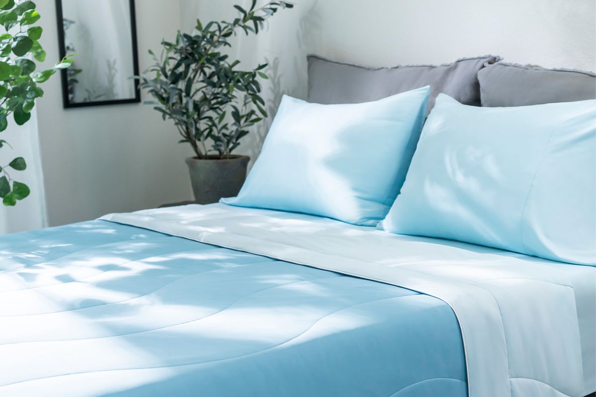 *Rest Evercool Aqua Blue King/California King Cooling Comforter