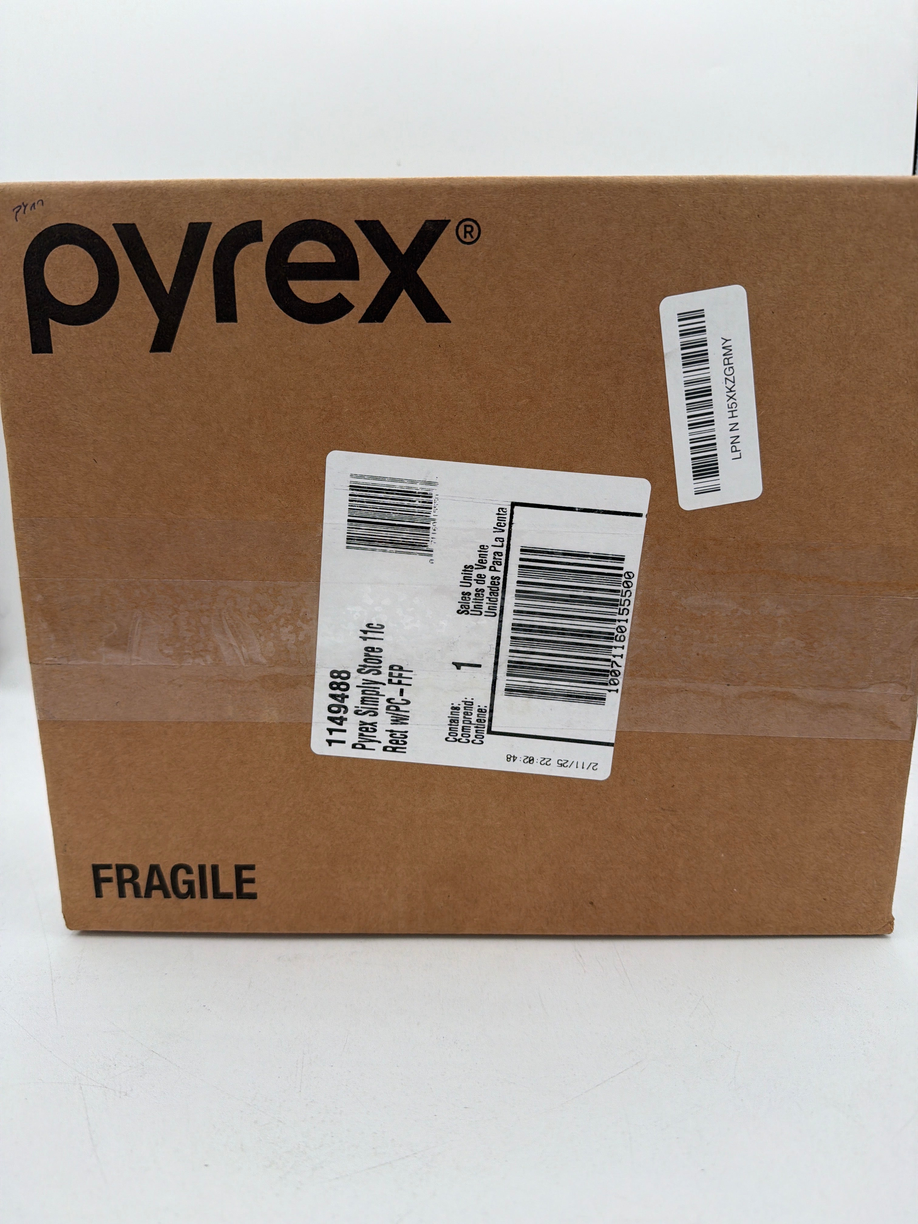 Pyrex Simply Store Glass Food Storage Container, Snug Fit Non-Toxic Plastic BPA-Free Lids, Freezer Dishwasher Microwave Safe, 11 Cup