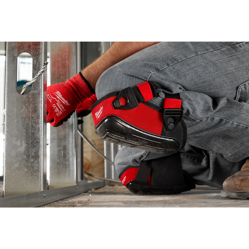 *Milwaukee - Dynamic Knee Pad with Wide Strap, Blk/Red