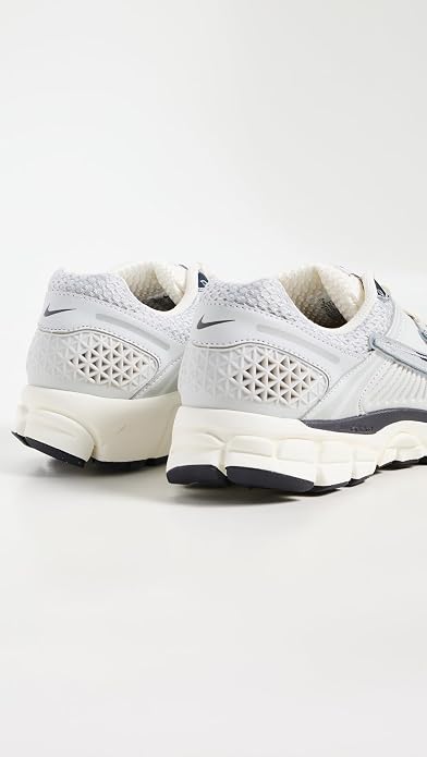 Nike Women's W Zoom Vomero 5 (Size: 7)