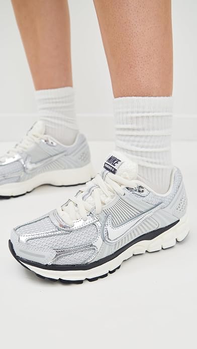 Nike Women's W Zoom Vomero 5 (Size: 7)
