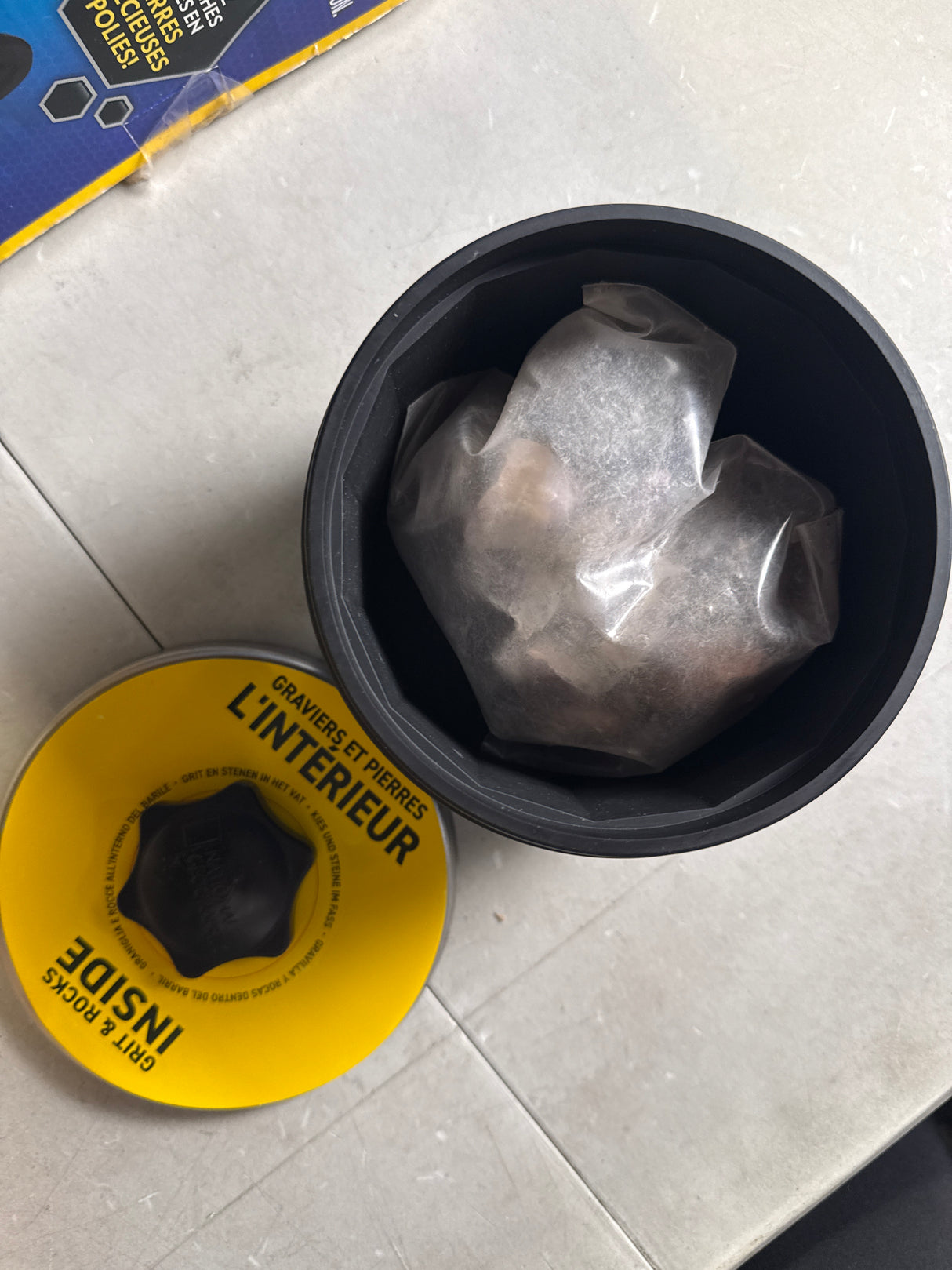 NATIONAL GEOGRAPHIC Professional Rock Tumbler Kit - Complete Rock Tumbler for Adults & Kids with Durable 2 Lb. Barrel, Rocks, Grit, and Patented GemFoam Finishing Foam Polish, Rock Polisher