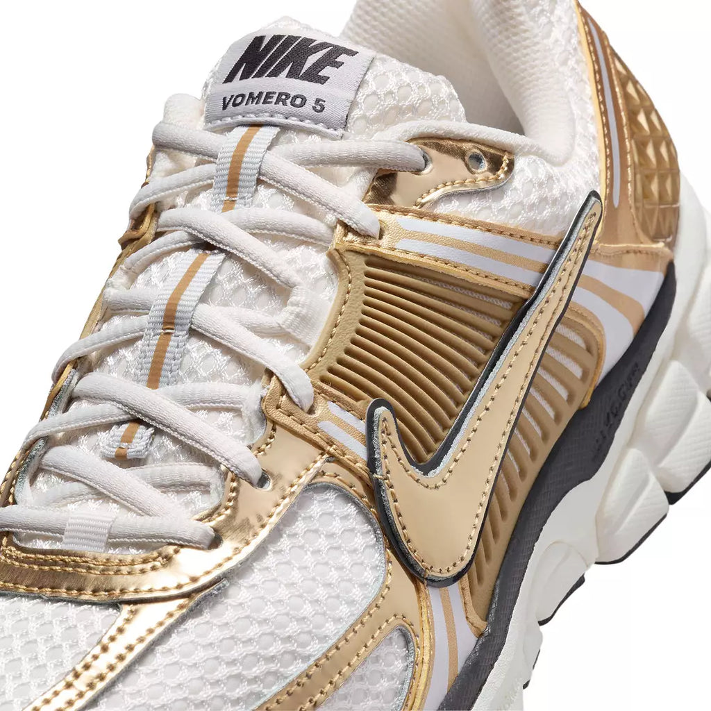 Nike ZOOM VOMERO 5 Women – Photon Dust/Metallic Gold/Gridiron/Sail Wmn-8/Men 6.5