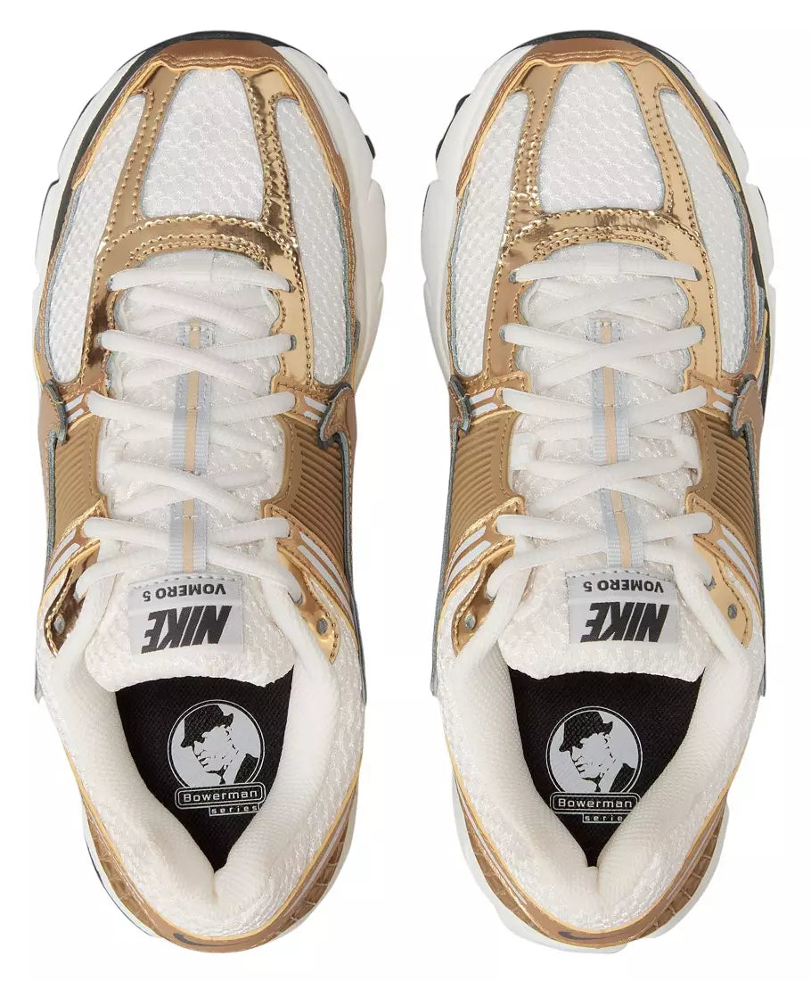 Nike ZOOM VOMERO 5 Women – Photon Dust/Metallic Gold/Gridiron/Sail Wmn-8/Men 6.5