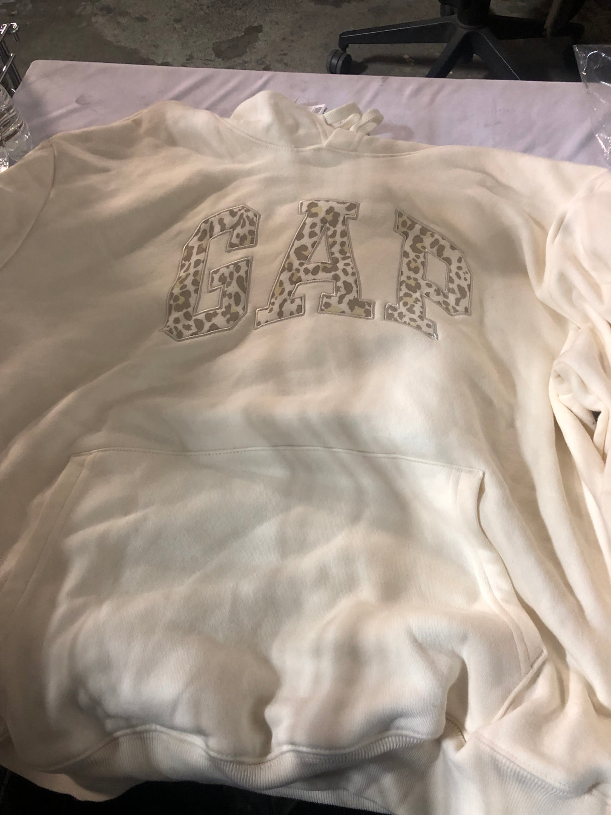 WOMENS GAP HOODIE CREAM COLOR SIZE MED.