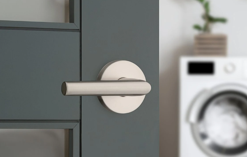 Kwikset Milan Privacy Door Lever Set with Round Rose - Satin Chrome