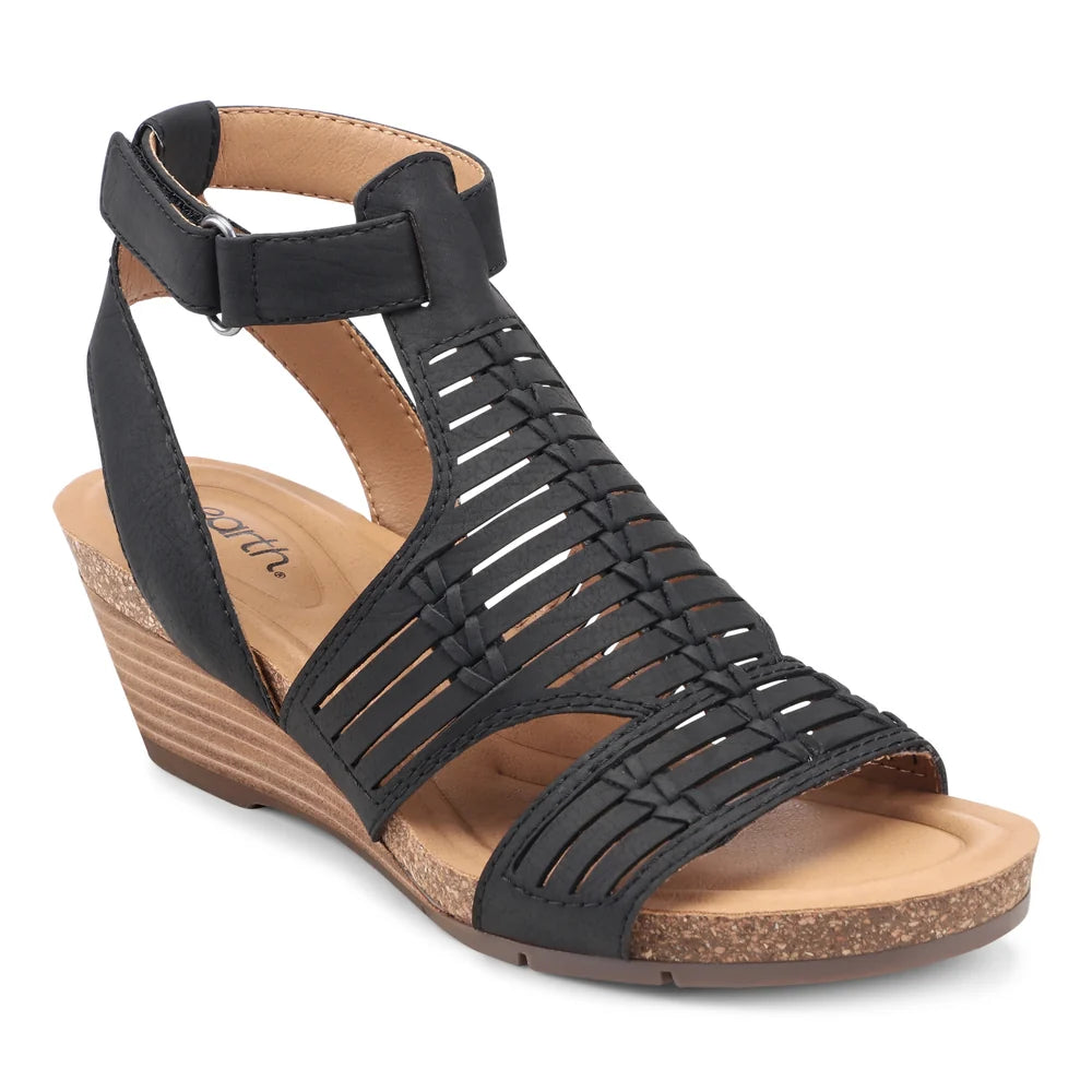 Earth Helodie3 Leather Adjustable Perforated Sandels Black 7.5W