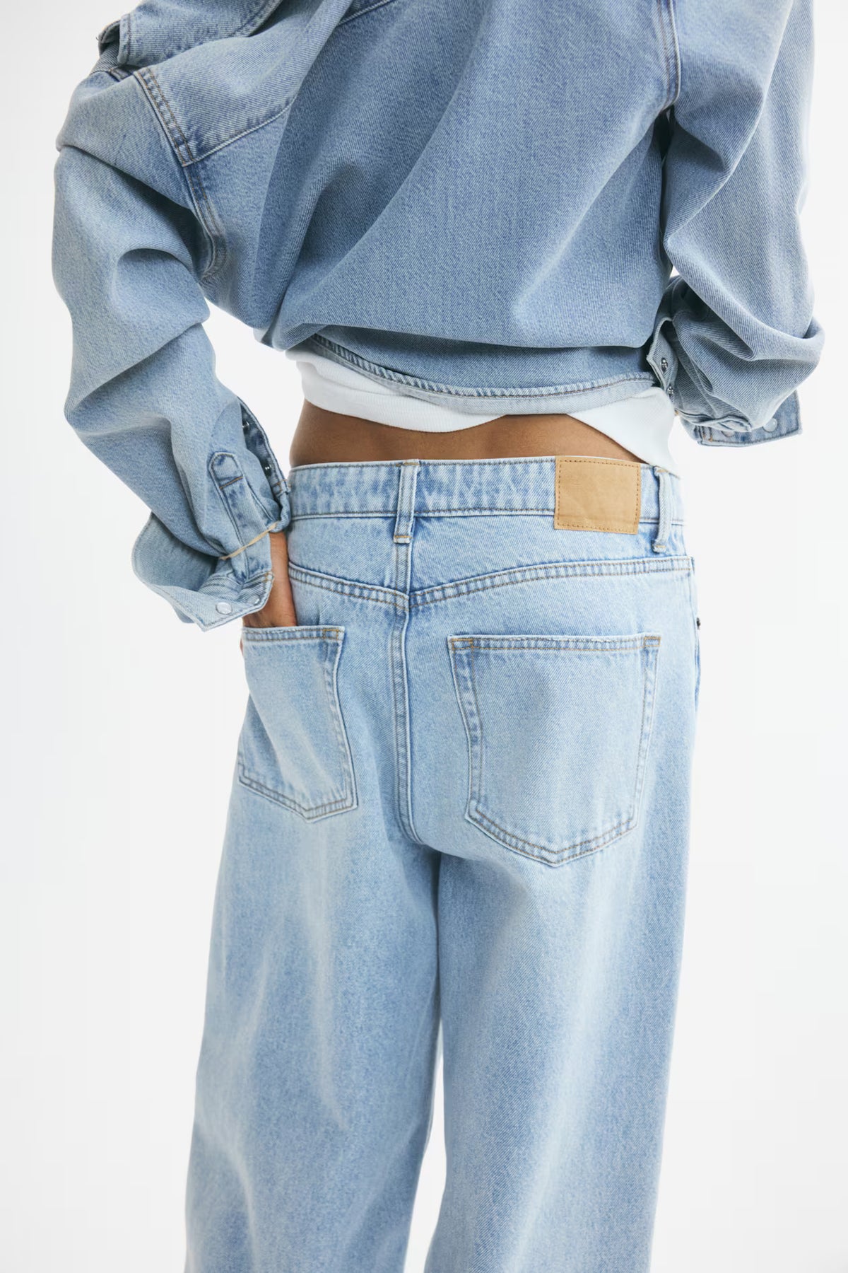 H&M - Women's Baggy Regular-Waist Jeans - Light Denim Blue - US 6