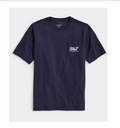 VINEYARD VINES | SS Flag Whale Pocket Tee in Navy | Medium