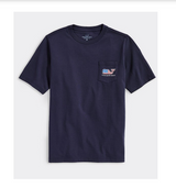 VINEYARD VINES | SS Flag Whale Pocket Tee in Navy | Medium