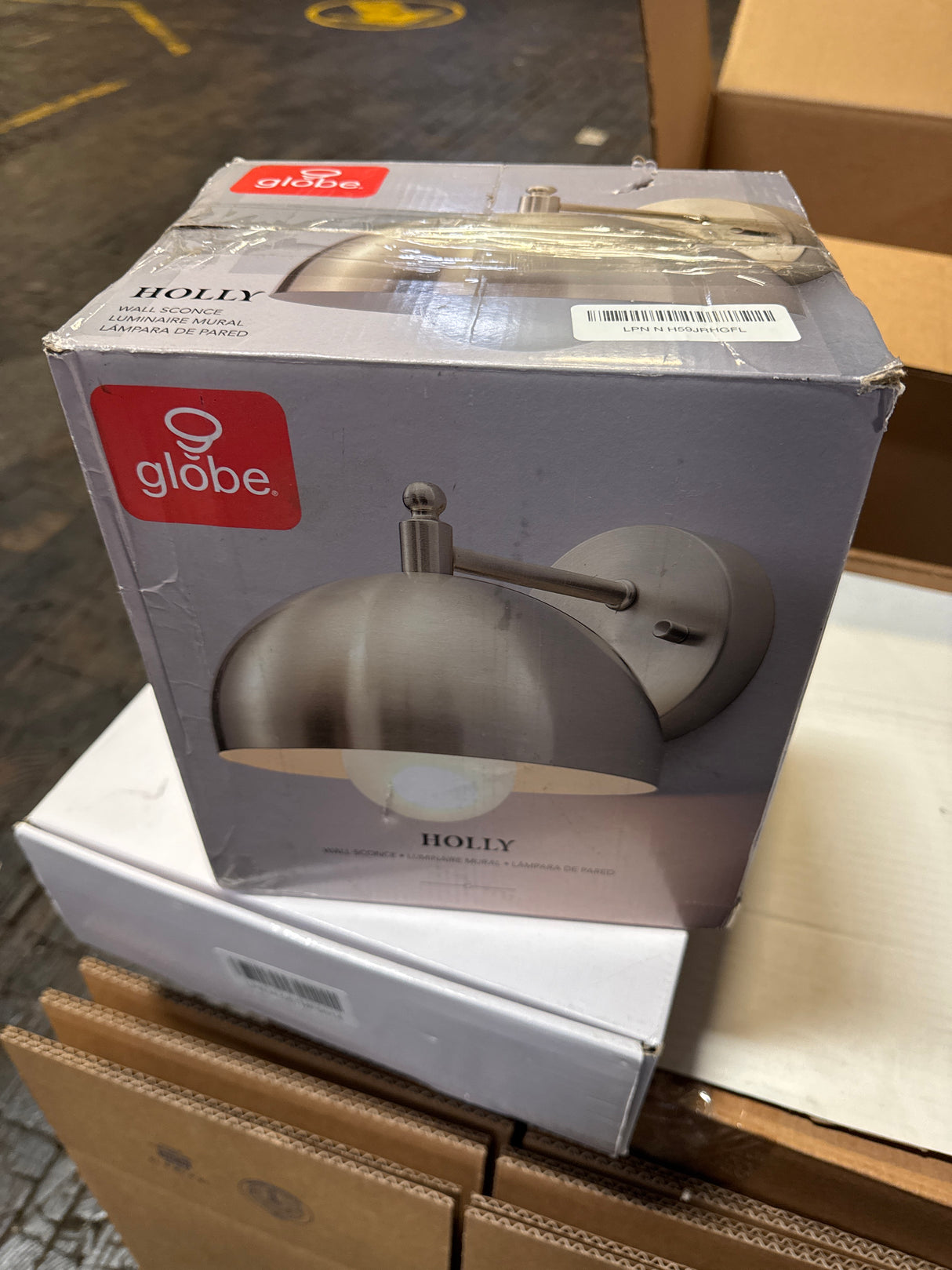 Globe Electric 65000048 1-Light Wall Sconce, Brushed Brass, Wall Lights for Living Room, Bedroom, Den, Mounted Bedside Lamp, Apartment Essentials, Dimmable, Lights for Apartment and Rentals