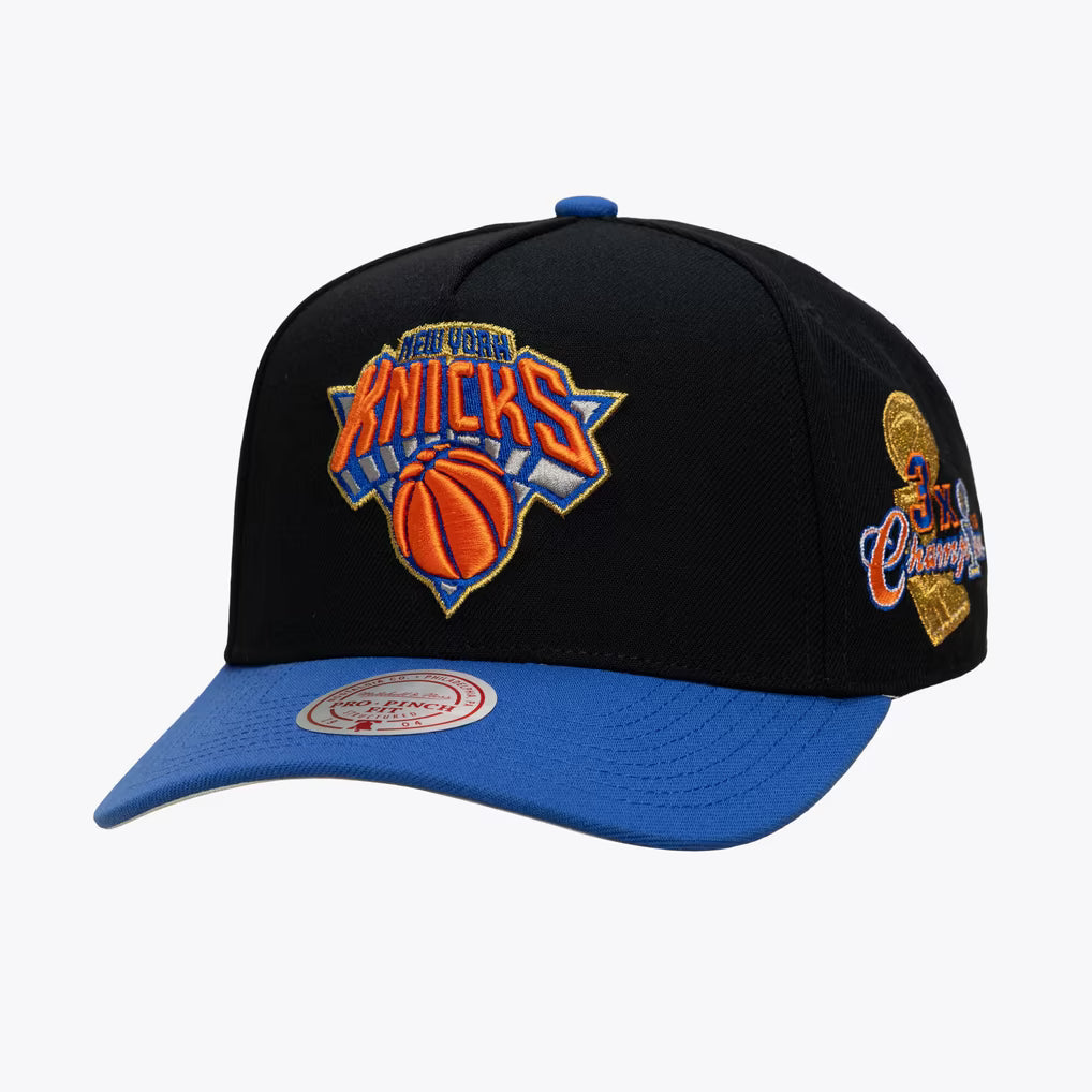 Mitchell & Ness New York Knicks Black Three-Time NBA Champions Banner Pro Pinch Snapback Hat