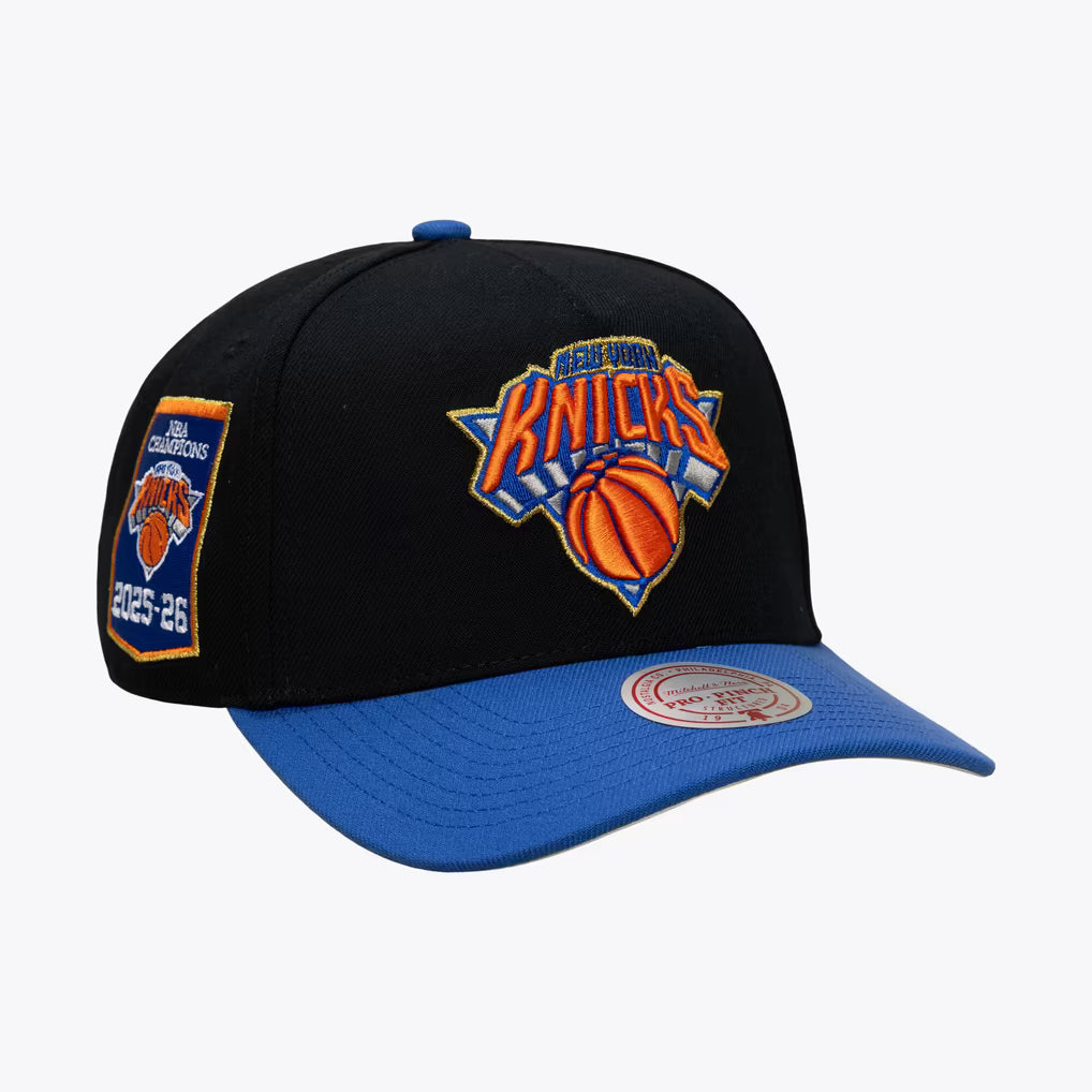 Mitchell & Ness New York Knicks Black Three-Time NBA Champions Banner Pro Pinch Snapback Hat
