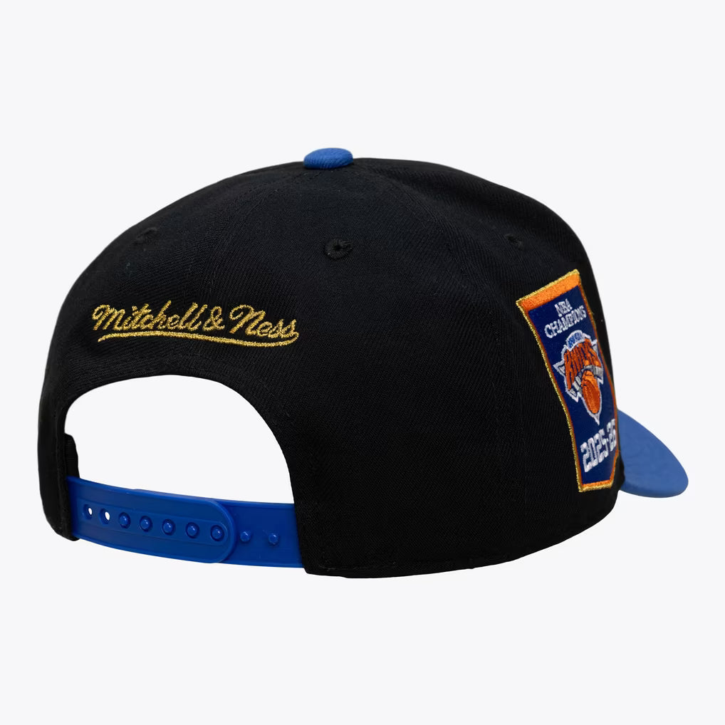 Mitchell & Ness New York Knicks Black Three-Time NBA Champions Banner Pro Pinch Snapback Hat
