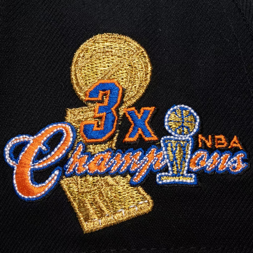 Mitchell & Ness New York Knicks Black Three-Time NBA Champions Banner Pro Pinch Snapback Hat