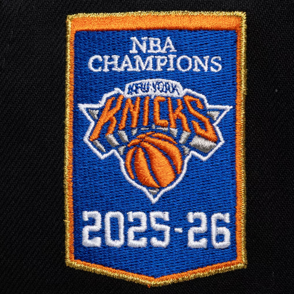 Mitchell & Ness New York Knicks Black Three-Time NBA Champions Banner Pro Pinch Snapback Hat