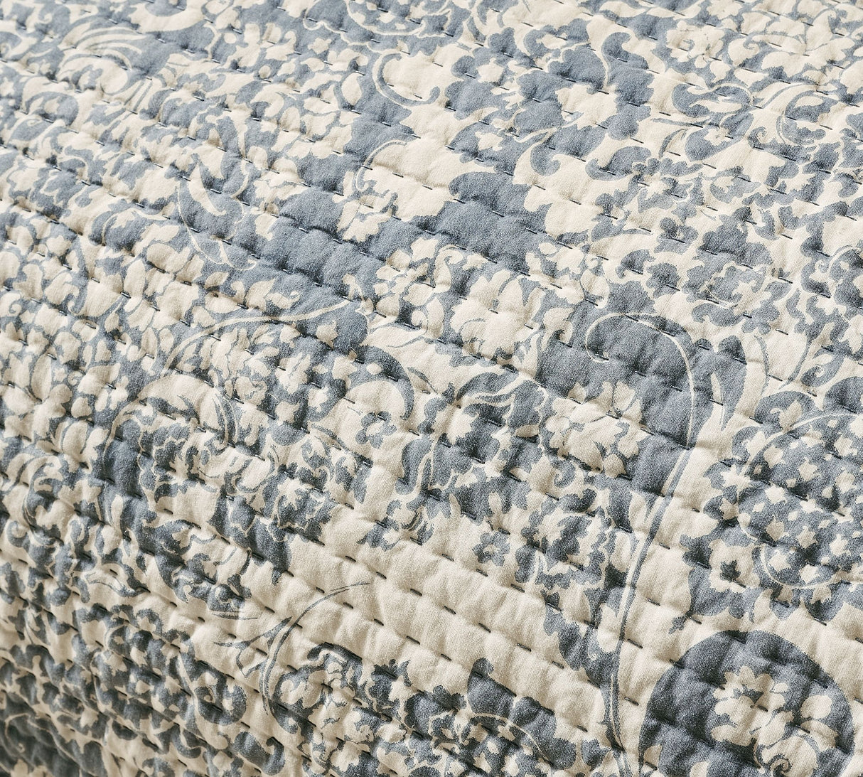 Pottery Barn Velvet Scallop Edge Reversible Quilt - King